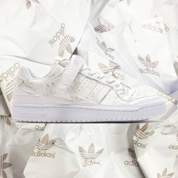 1984年誕生のバスケットボールシューズ「FORUM LOW」の別注モデルがアトモスから登場