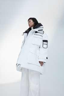 カナダグース と junn.jがコラボ! 新色ホワイトが登場