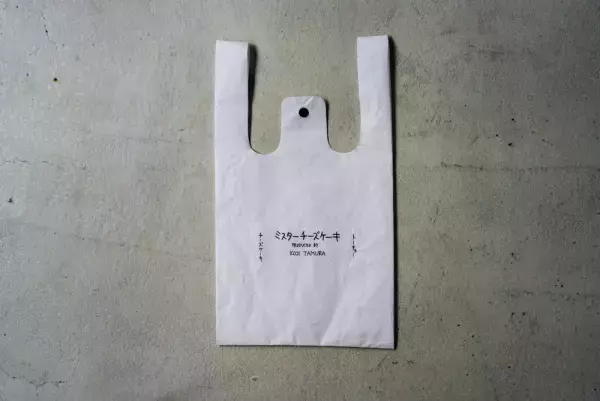 Mr. CHEESECAKEが現代美術作家・加賀美健氏と共同で制作したオリジナルショッパーが登場