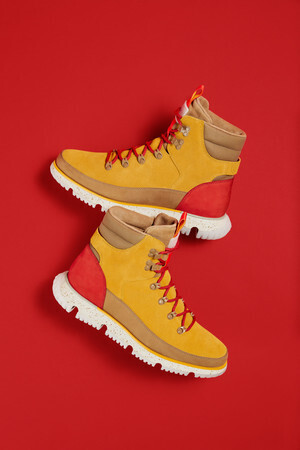 コール ハーンがコメディアン・作家のハサン・ミンハジとコラボしたハイカーブーツを発売