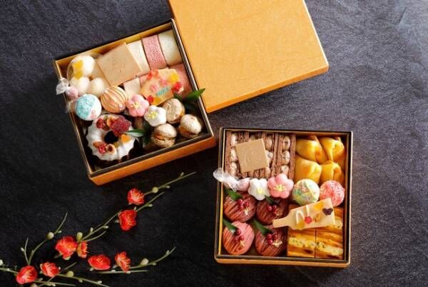 マカロンや紅白のロールケーキが二段重ねの重箱に。シェラトン都ホテル大阪の「スイーツおせち」