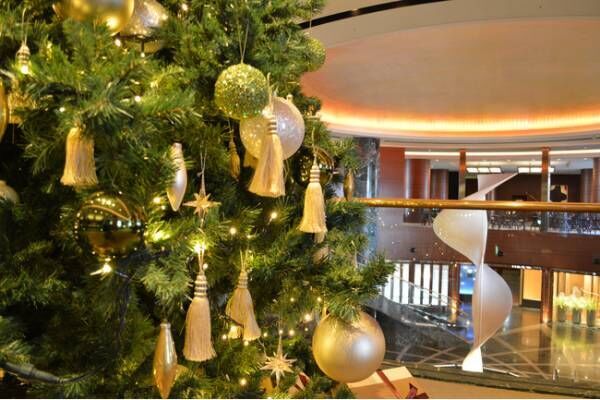 ホテルロビーに12月から設置される天井まで届きそうなクリスマスツリー