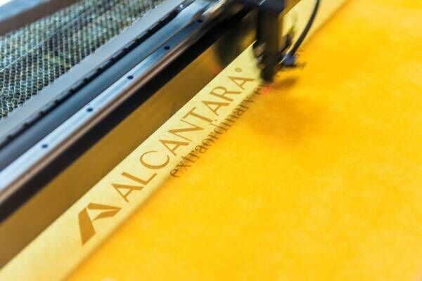 新型マセラッティMC20の内装はメイド・イン・イタリアの最高品質を誇るマテリアル「アルカンターラ」を採用