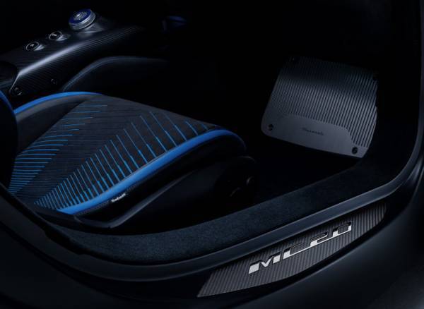 新型マセラッティMC20の内装はメイド・イン・イタリアの最高品質を誇るマテリアル「アルカンターラ」を採用