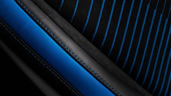 新型マセラッティMC20の内装はメイド・イン・イタリアの最高品質を誇るマテリアル「アルカンターラ」を採用