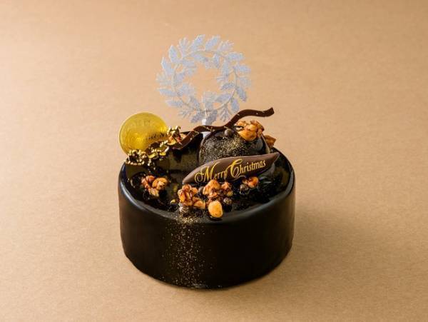 チョコレートで作った星の輝きが印象的。神戸・カファレルのクリスマスケーキコレクション