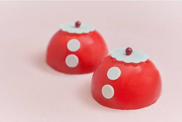 チョコレートで作った星の輝きが印象的。神戸・カファレルのクリスマスケーキコレクション