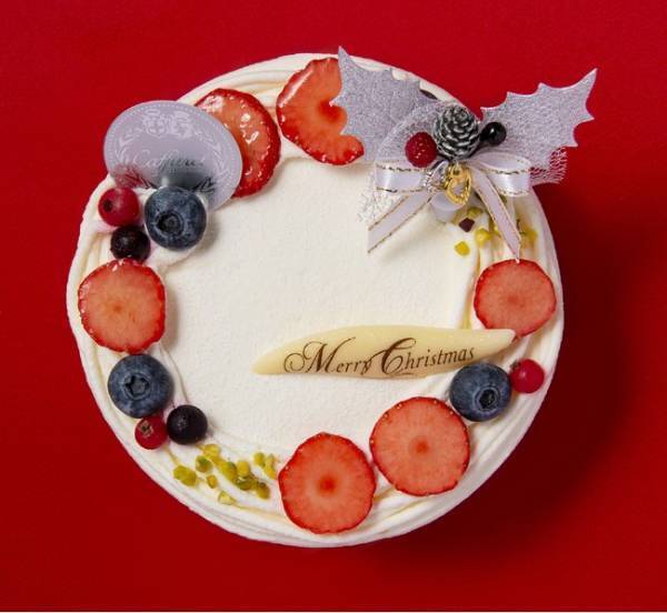 チョコレートで作った星の輝きが印象的。神戸・カファレルのクリスマスケーキコレクション