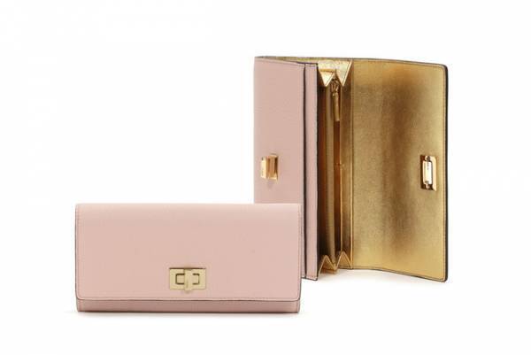 内側のシャイニーゴールドのレザーがエレガント。フェンディから日本限定のスモールレザーグッズが登場