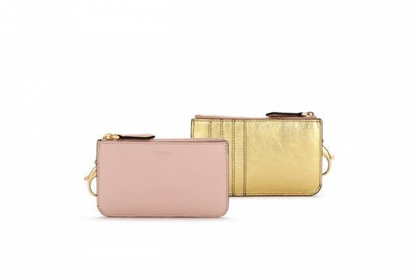 内側のシャイニーゴールドのレザーがエレガント。フェンディから日本限定のスモールレザーグッズが登場