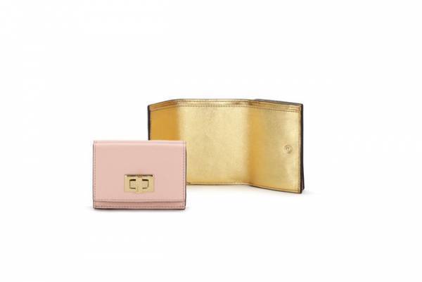 内側のシャイニーゴールドのレザーがエレガント。フェンディから日本限定のスモールレザーグッズが登場