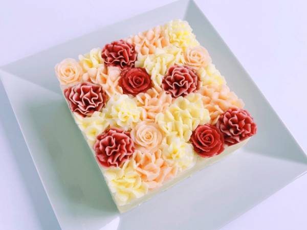 パティシエの熱い想いを形に。ベイユヴェールから華麗な「マカロン・オ・フルール」が完成