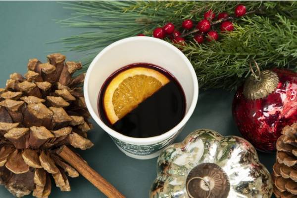 表参道にホリデーの装いのラルフズ コーヒー ホリデートラックが期間限定で登場