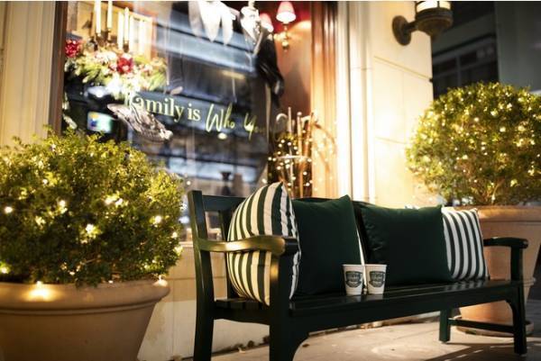 表参道にホリデーの装いのラルフズ コーヒー ホリデートラックが期間限定で登場