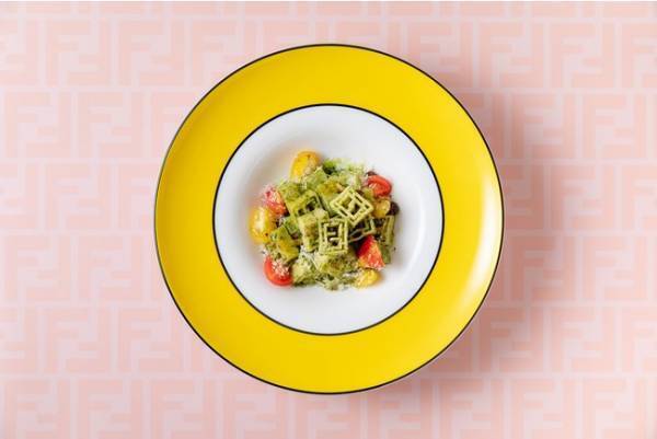 ブランドのシグネチャーカラーで統一された店内。フェンディとアニヴェルセルカフェが期間限定のコラボ