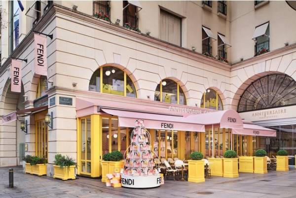 ブランドのシグネチャーカラーで統一された店内。フェンディとアニヴェルセルカフェが期間限定のコラボ