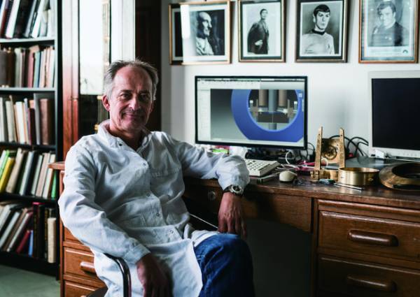 ひと目見てヴィアネイ・ハルターと分かるモダンなデザイン。スイス時計「Louis Erard」コラボ企画第2弾