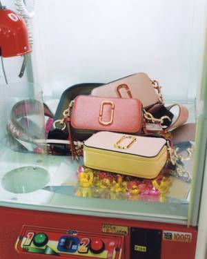 ダブル Jロゴの財布にスヌーピーの腕時計など、マーク ジェイコブスからホリデーシーズンにぴったりなアイテムが登場