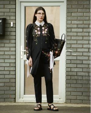 バーバリー銀座がオープン1周年! シーズンテーマを反映させたアイコニックなアイテムを限定品として発売