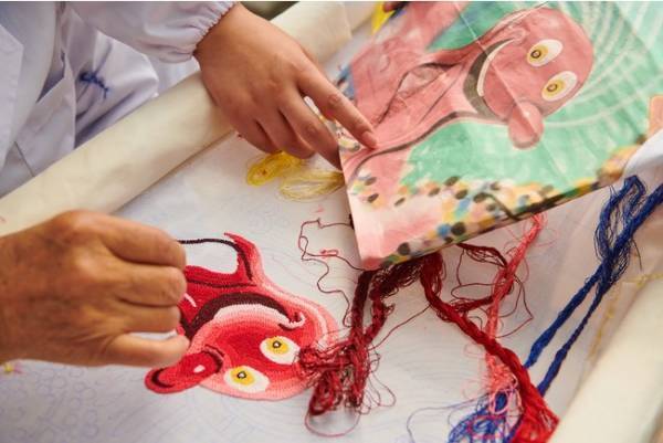 アメリカのアーティスト ケニー・シャーフとコラボ。ディオールがフォール 2021 メンズ コレクションを発表