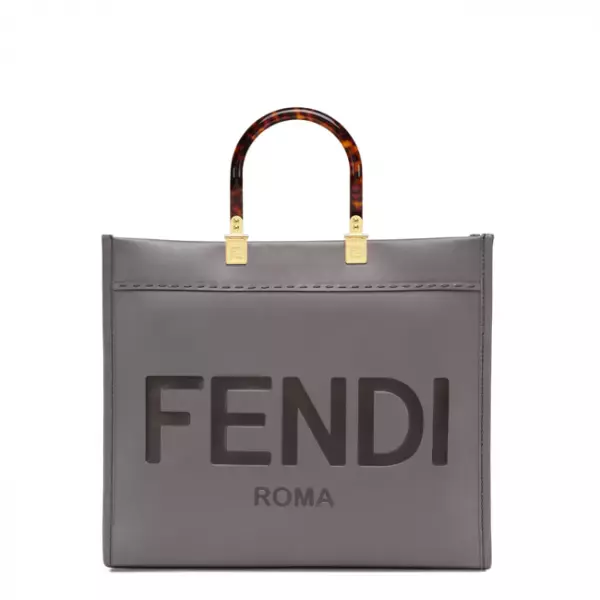 スタイリッシュに毎日活躍してくれること間違いなし! フェンディからミディアムサイズのトートバッグを発売