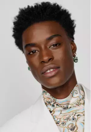 肌の美しさを強調したナチュラルなルミナス ルック。ディオール バックステージで作るメンズメイク