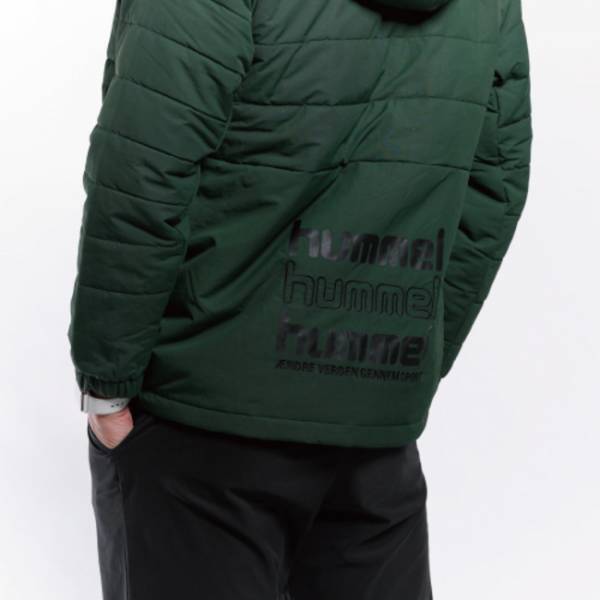 ヒュンメルとツエーゲン金沢の初コラボアイテム発売開始! 金沢の長い冬にうれしいサーマルジャケット