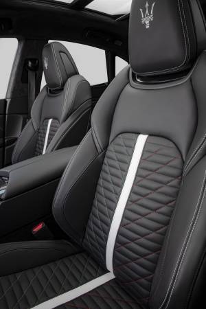 美しい手描きのトリコロールのカラーリング。マセラティ レヴァンテ トロフェオの限定モデルを発売