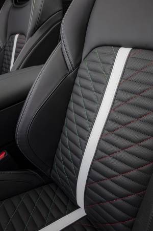 美しい手描きのトリコロールのカラーリング。マセラティ レヴァンテ トロフェオの限定モデルを発売