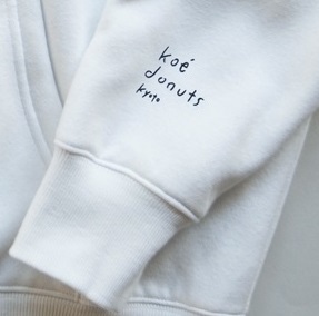 koe donutsからイラストレーター長場雄コラボのジェンダーレスパーカーを100着限定で発売