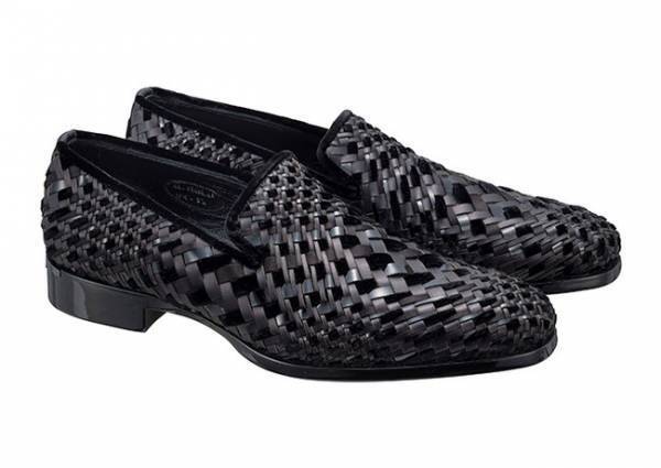 ソールまでオールブラックで統一。サントーニからオールブラックのコレクション「SANTONI BLACK EDITION」が登場