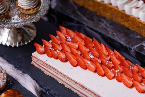 コンラッド大阪の4カ月間で4つの国のストロベリースイーツを楽しめるスイーツビュッフェを開催