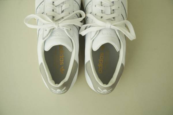 モデル名とシューレースキャップがゴールド! トゥモローランドが別注した名作モデル「スーパースター」