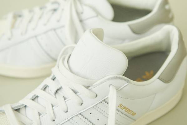 モデル名とシューレースキャップがゴールド! トゥモローランドが別注した名作モデル「スーパースター」