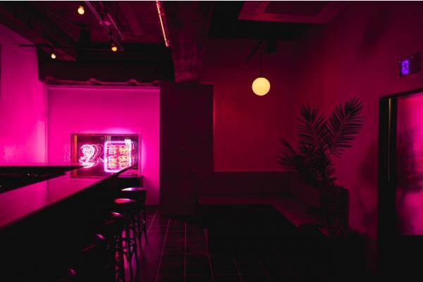 バーバー×レコードバー。異業種の2店舗がタッグを組んで大阪に「大人のネオ秘密基地」をオープン