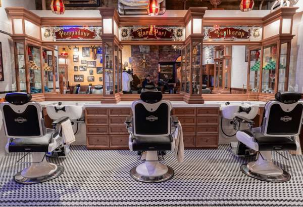 バーバー×レコードバー。異業種の2店舗がタッグを組んで大阪に「大人のネオ秘密基地」をオープン