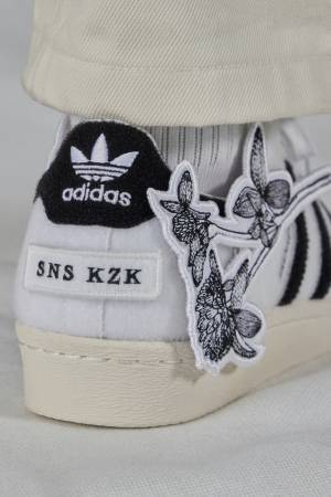 倉石一樹とのコラボコレクションがスニーカーストア SNSで発売、限定のアディダス スーパースターも