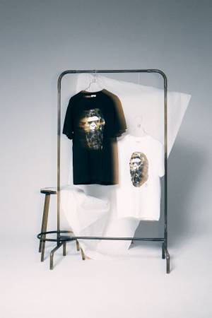 べイプとギャルソンが再びコラボ! ゴールドの箔プリントを施した高級感あふれるアイテムが登場