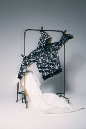 べイプとギャルソンが再びコラボ! ゴールドの箔プリントを施した高級感あふれるアイテムが登場