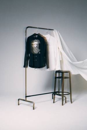 べイプとギャルソンが再びコラボ! ゴールドの箔プリントを施した高級感あふれるアイテムが登場