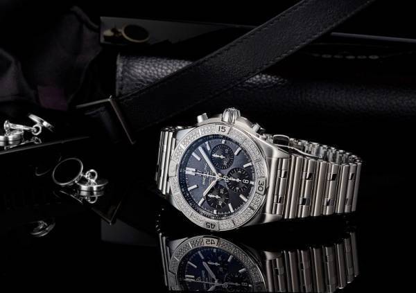 ブライトリングからベゼルに1.03カラットのダイヤモンドを112個セッティングしたホリデーシーズンにぴったりなモデルが登場