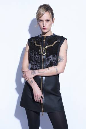 ルイ・ヴィトンを纏ったレナーテ・ラインスヴェらがヨーロピアン・フィルム・アワード授賞式に登場