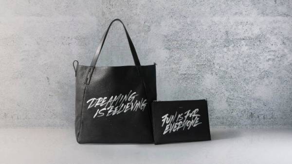 フルラがカリグラフィーアーティスト RYO KOIZUMIとコラボ。伊勢丹新宿店メンズ館でパーソナライズイベントを開催