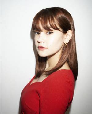 「グラウンズ」がモデルのemmaとのコラボでサッカーシューズと融合したデザインのスニーカーを発売