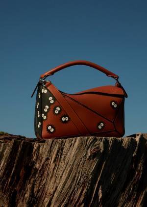 ロエベ×となりのトトロのカプセルコレクション、キャラクターがデザインされたバッグやウェアが登場