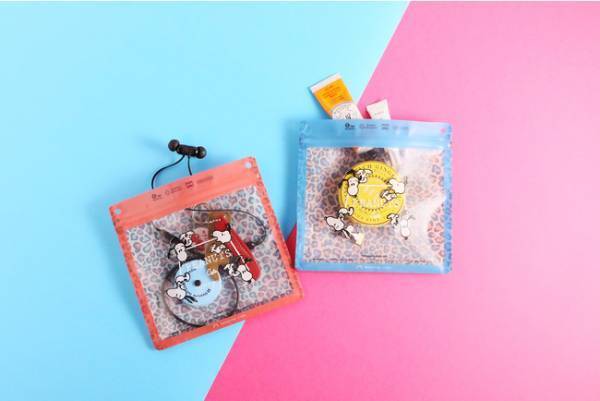 宙に浮かぶスヌーピーがレオパード柄に隠れたマルシェバッグがPEANUTS Cafeに登場