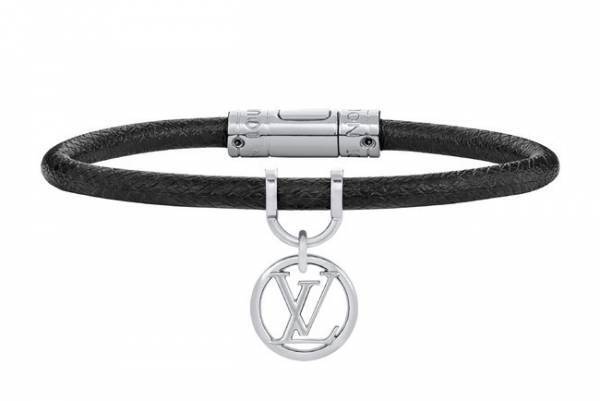 多様化した現代を生きる男性のライフスタイルにマッチ。ルイ・ヴィトンからLVイニシャルを配した新作アクセサリー