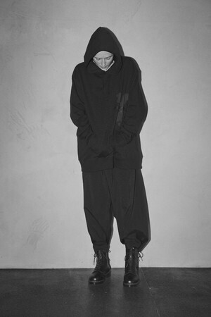 左胸に配された特別な「Y's」シグネチャー。ハンドドローイングロゴをプリントした限定フーディ発売