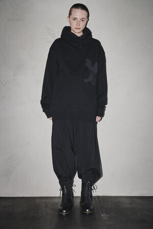 左胸に配された特別な「Y's」シグネチャー。ハンドドローイングロゴをプリントした限定フーディ発売