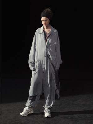 ラフな表情をしたウェアを「服」として着る装いのスタイル。Y's 2021春夏コレクション